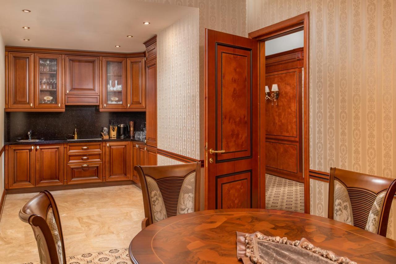 Hotel National Erivan Exterior foto Interior doors