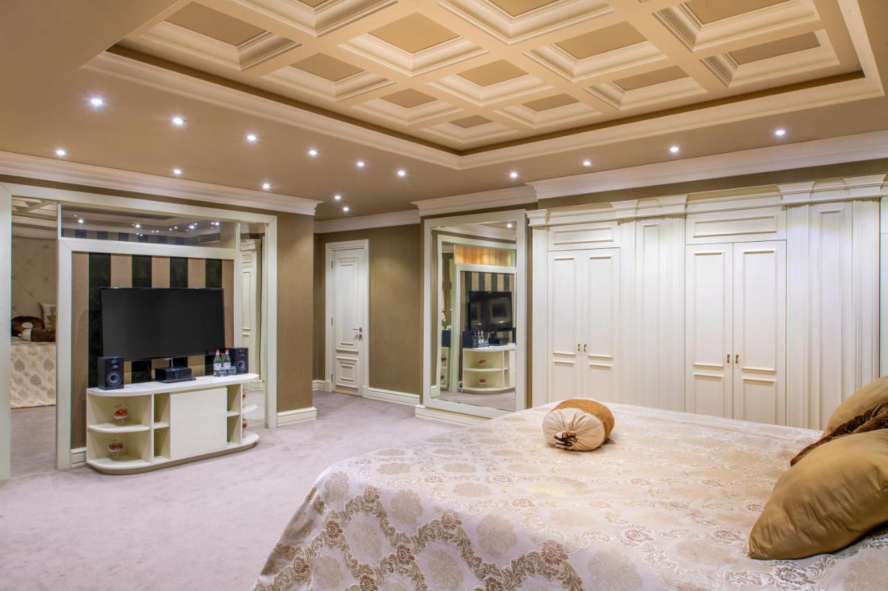 Hotel National Erivan Exterior foto A bedroom with a coffered ceiling