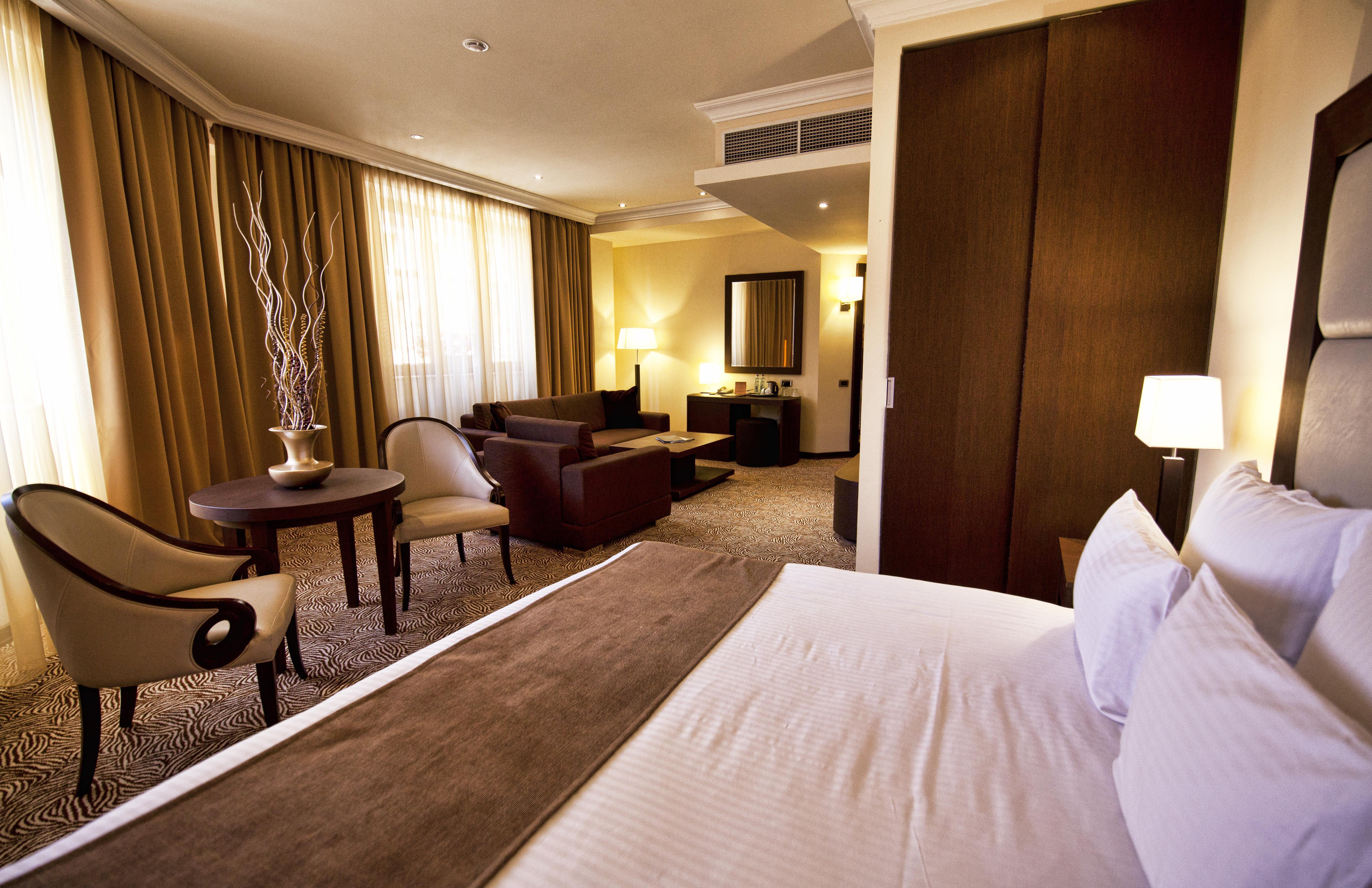 Hotel National Erivan Exterior foto Suite at the Hilton London Heathrow