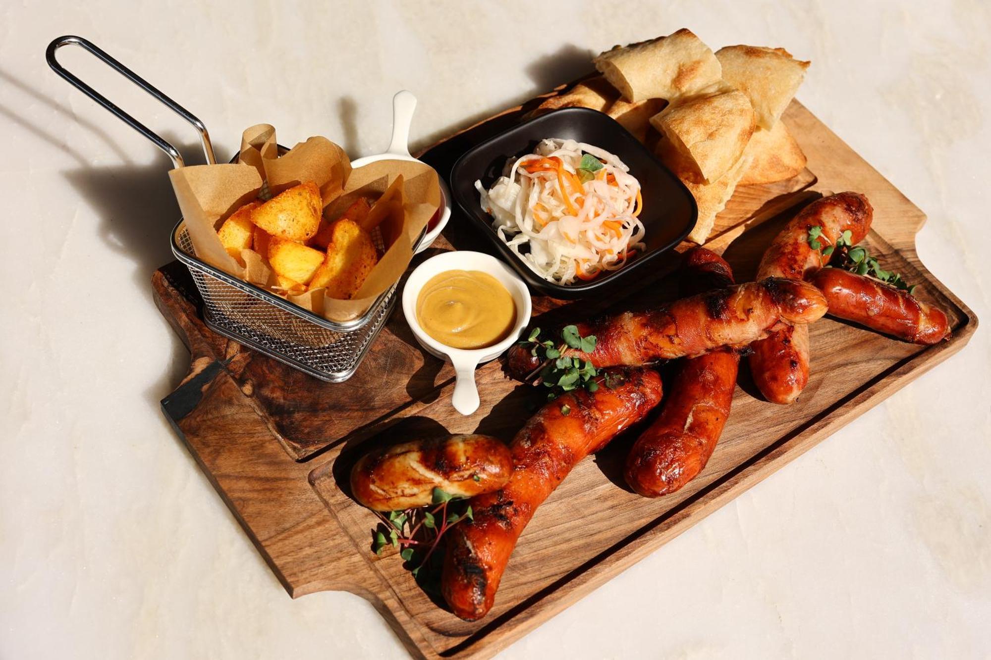 Hotel National Erivan Exterior foto A selection of sausages from the restaurant