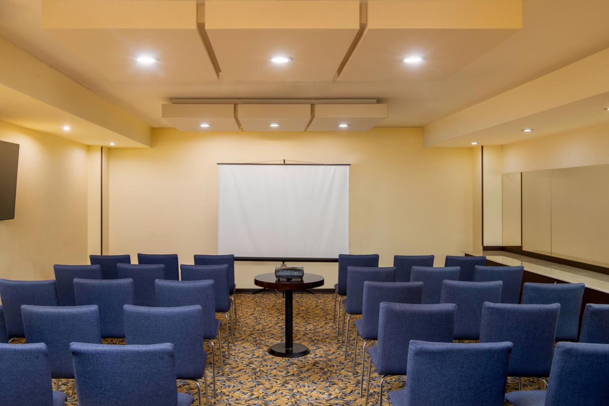 Hotel National Erivan Exterior foto A meeting room at a hotel
