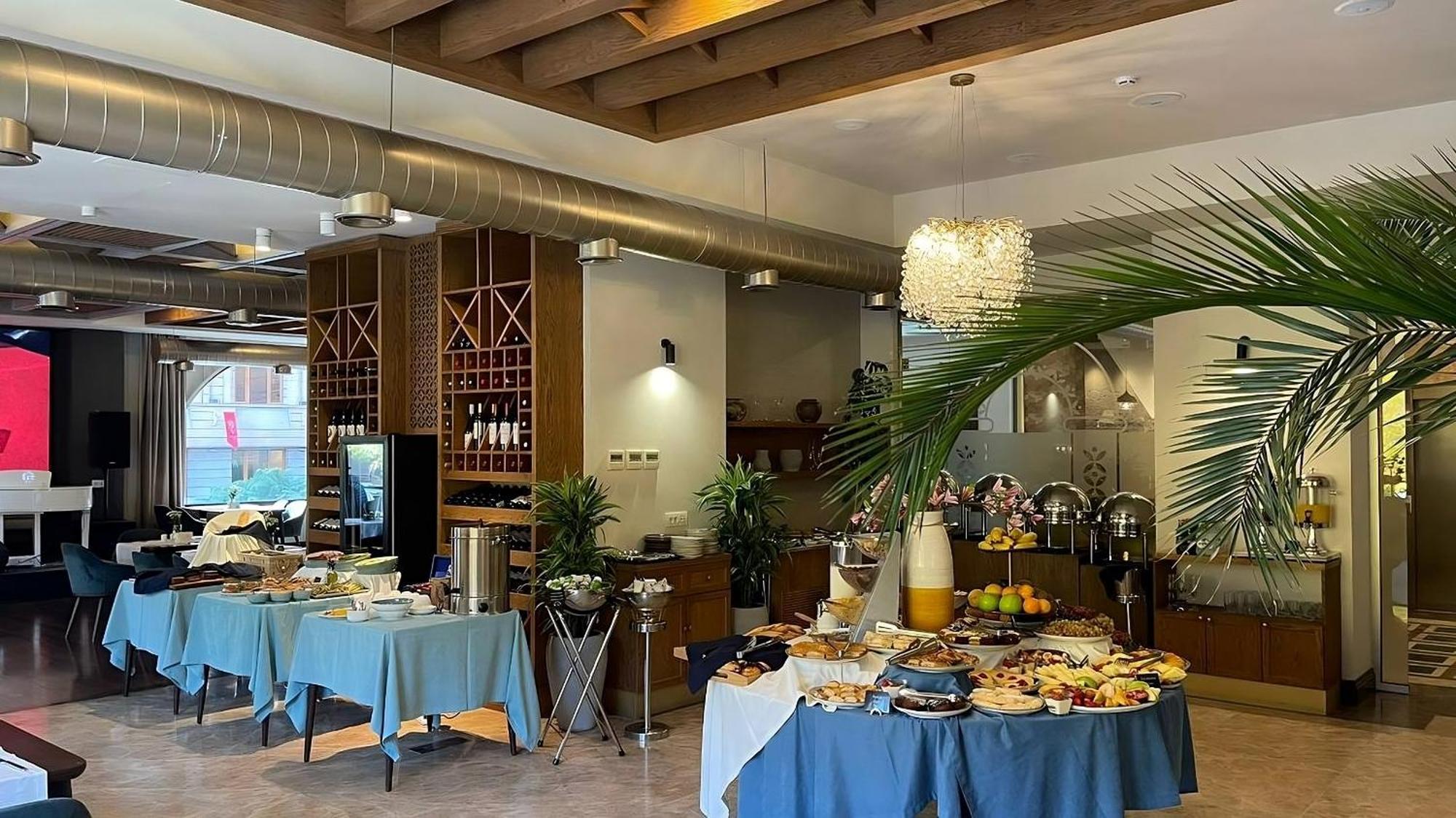 Hotel National Erivan Exterior foto The interior of the restaurant