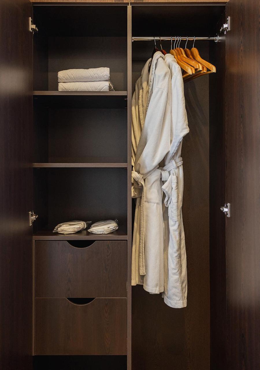 Hotel National Erivan Exterior foto A bathrobe hanging in a closet
