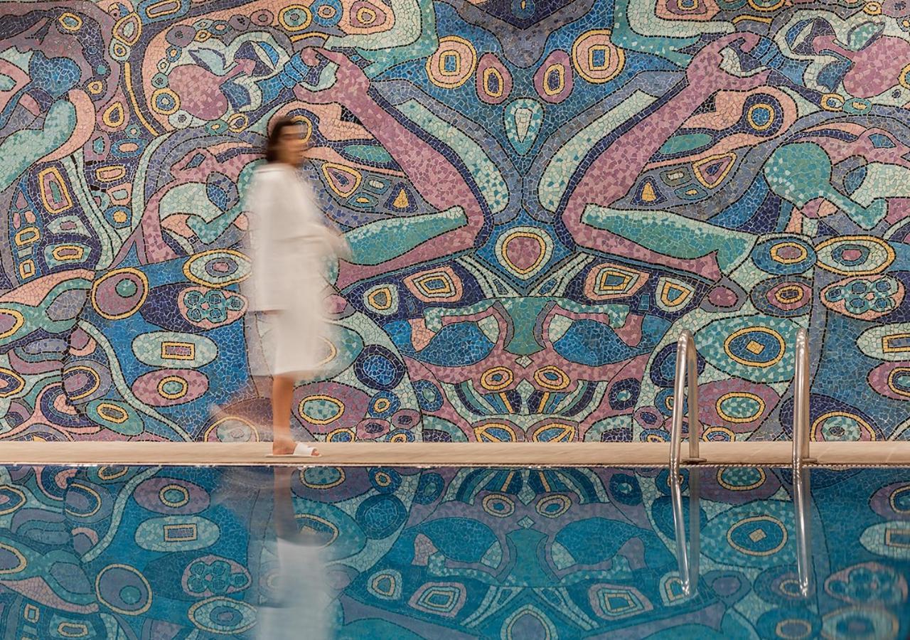 Hotel National Erivan Exterior foto Mosaic at the pool