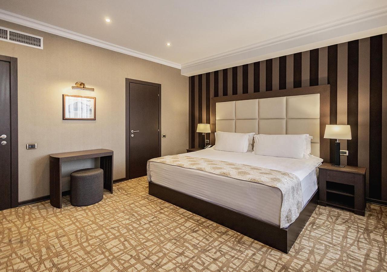 Hotel National Erivan Exterior foto A bedroom at the hotel
