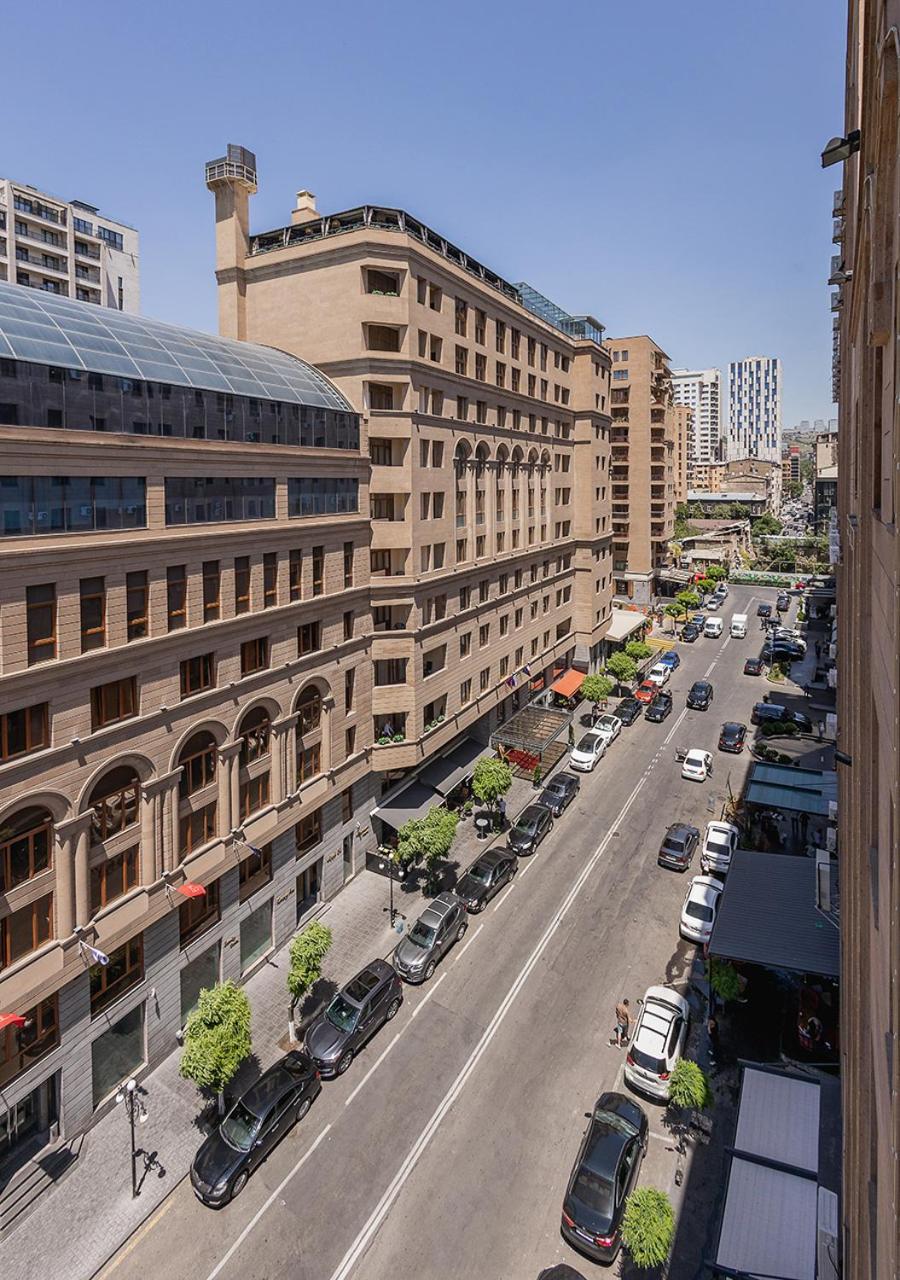 Hotel National Erivan Exterior foto The hotel in 2012
