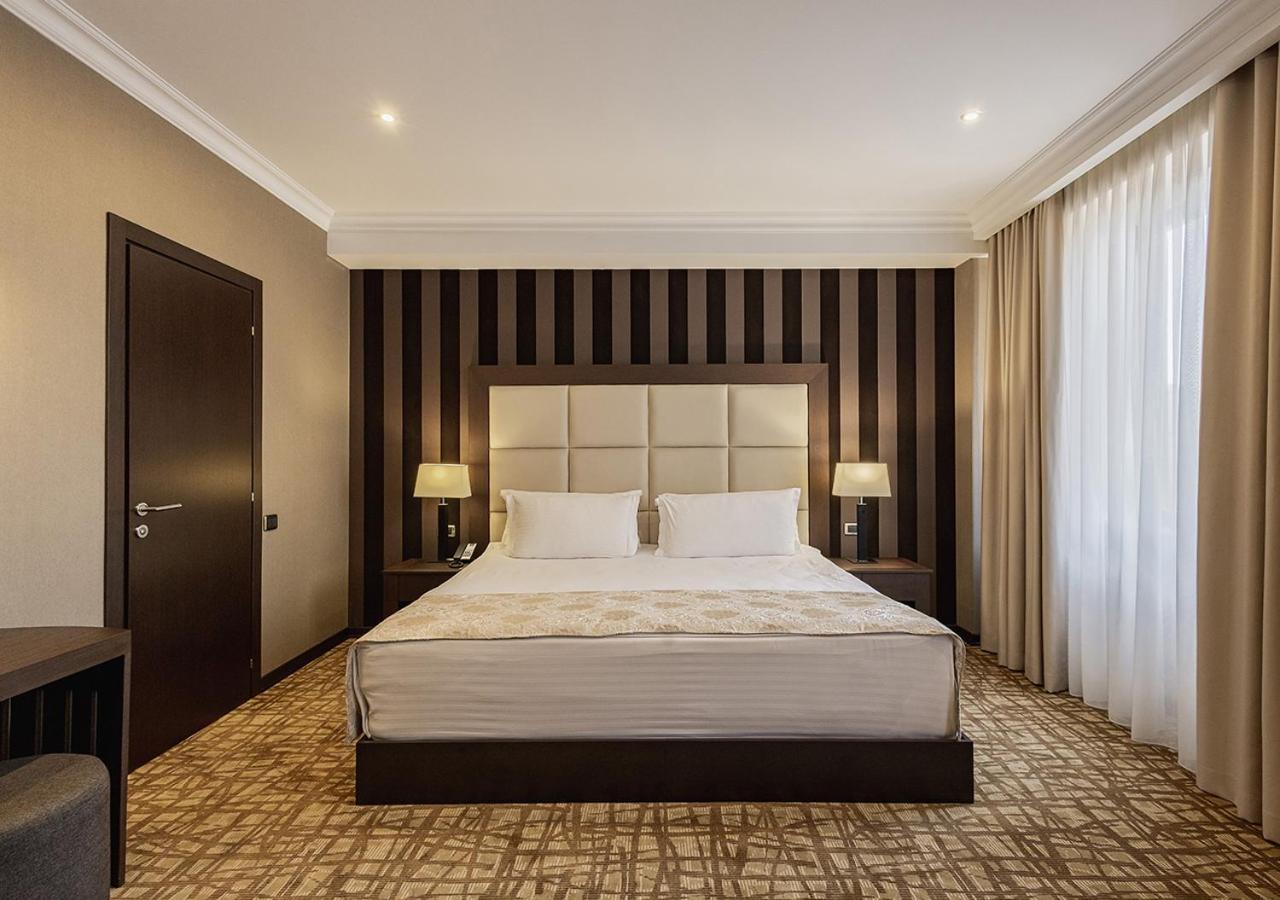 Hotel National Erivan Exterior foto A bedroom at the hotel