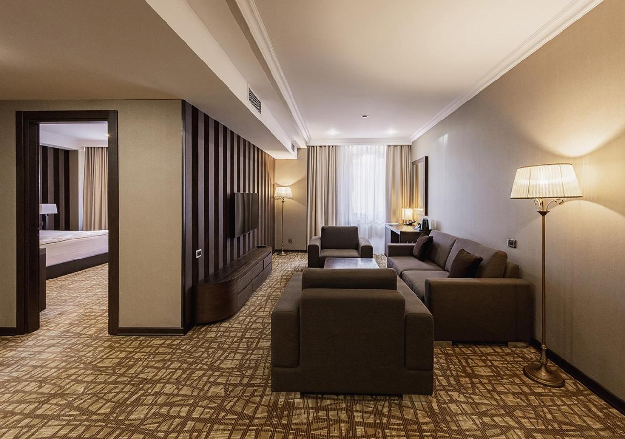 Hotel National Erivan Exterior foto Suite