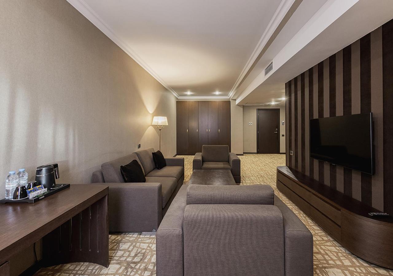 Hotel National Erivan Exterior foto Suite