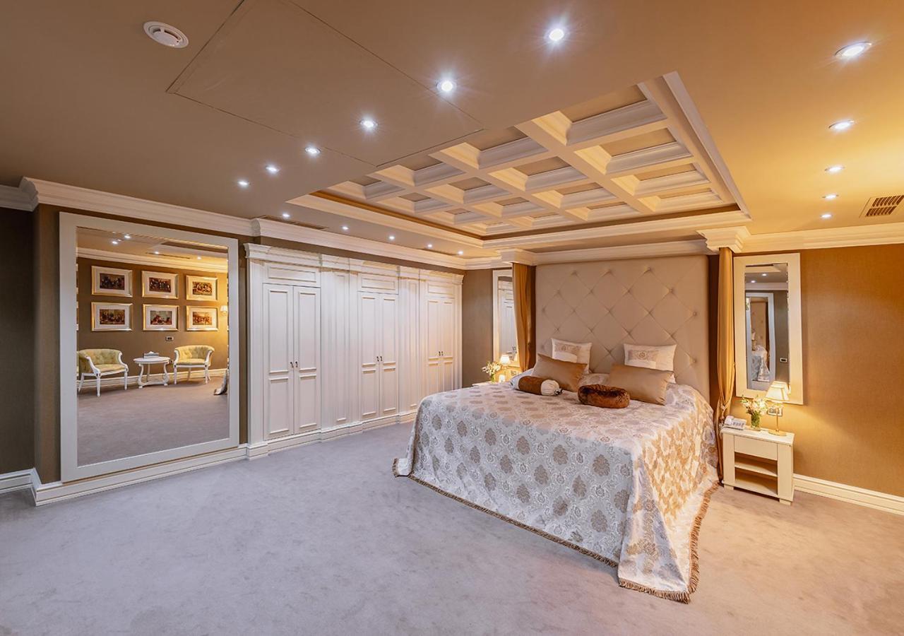 Hotel National Erivan Exterior foto A bedroom with a coffered ceiling