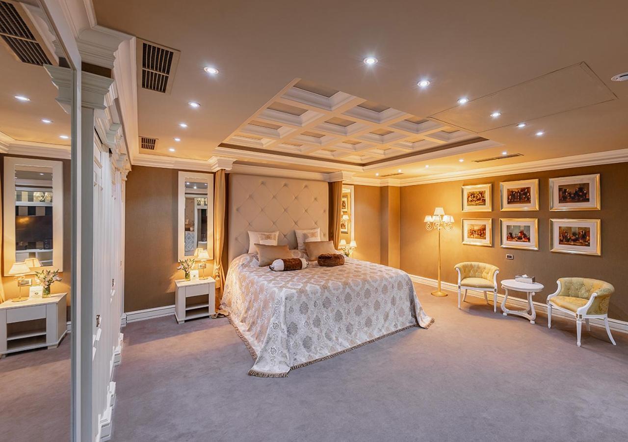 Hotel National Erivan Exterior foto A bedroom at the hotel