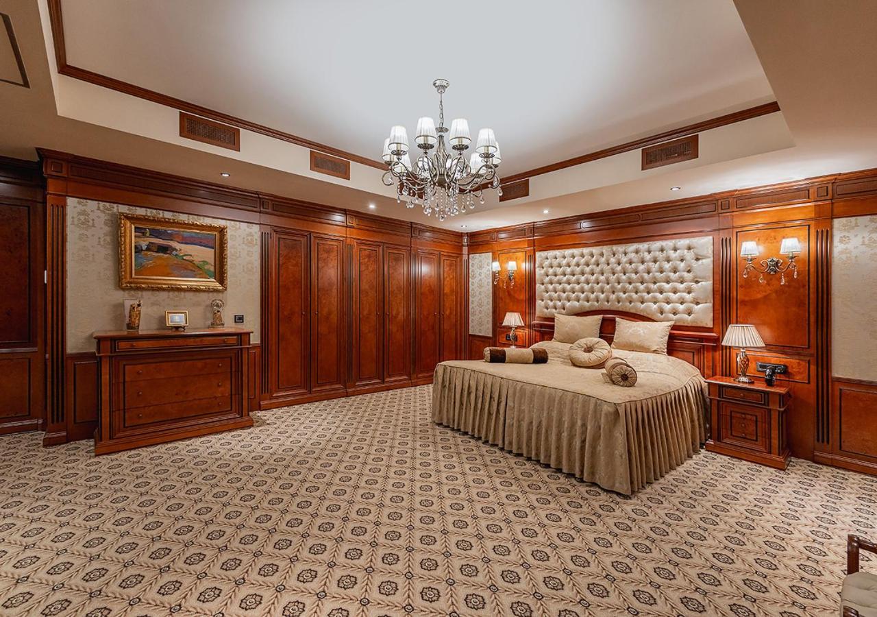 Hotel National Erivan Exterior foto A bedroom in the presidential suite