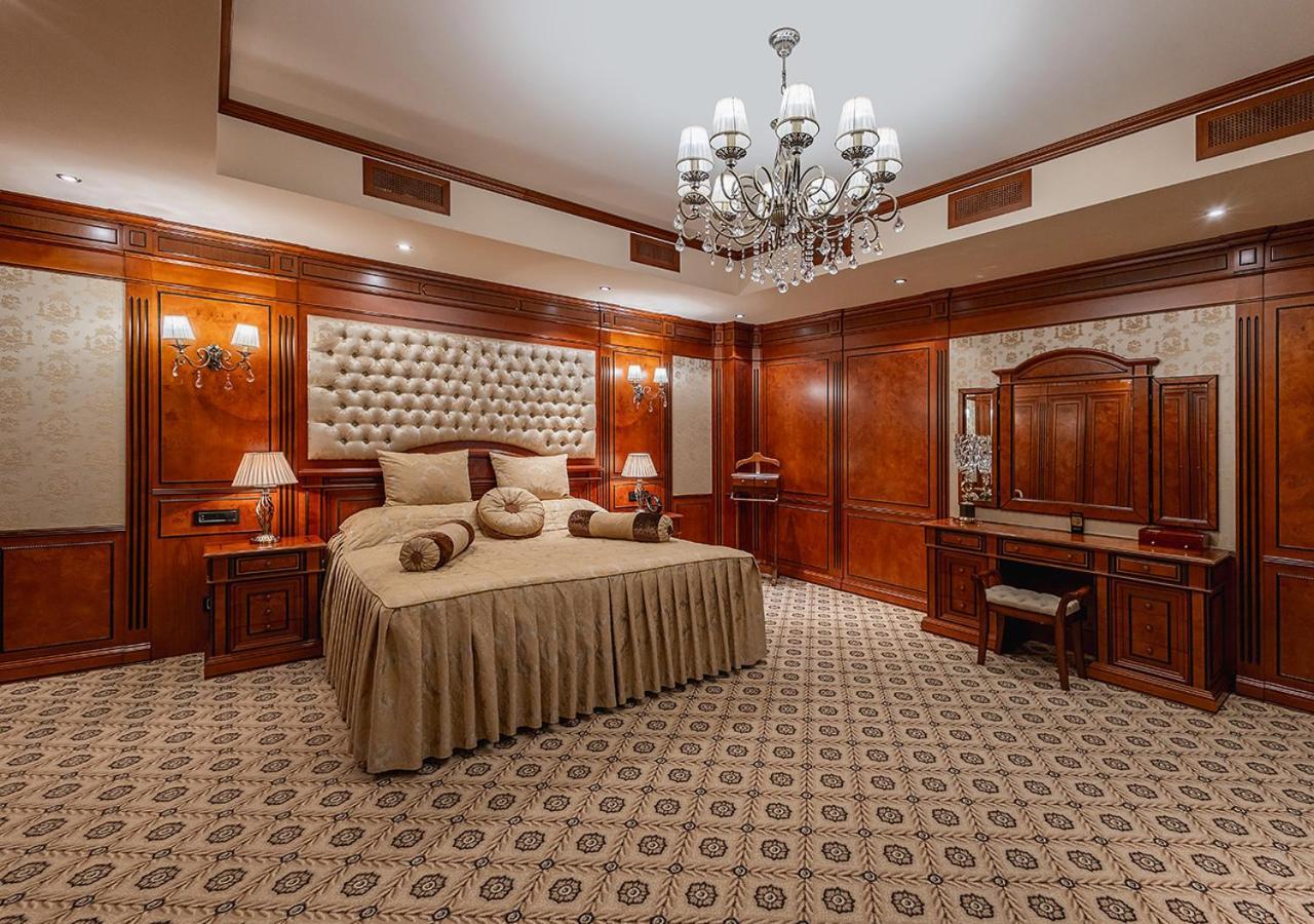 Hotel National Erivan Exterior foto A bedroom in the hotel