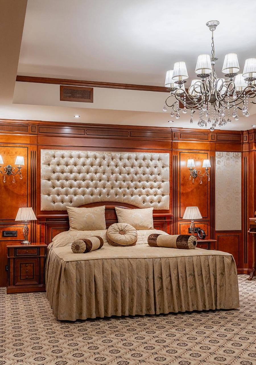 Hotel National Erivan Exterior foto A bedroom at the hotel