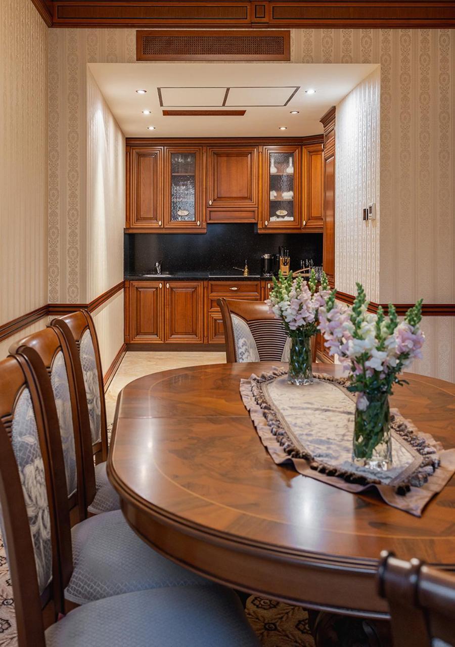 Hotel National Erivan Exterior foto A wet bar in a private home