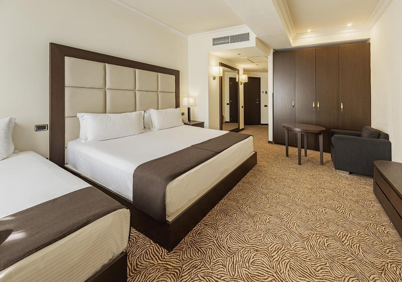 Hotel National Erivan Exterior foto A room at the hotel