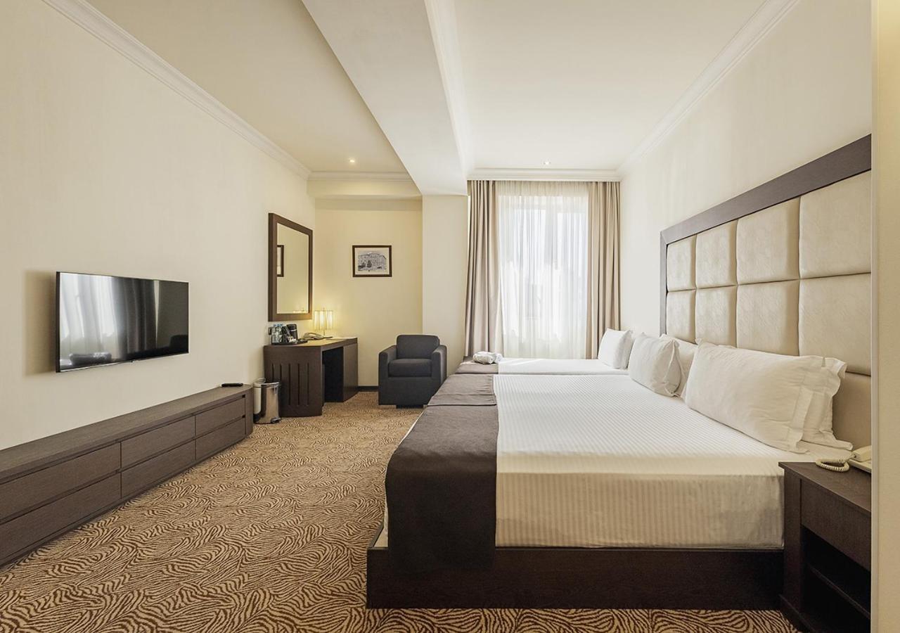 Hotel National Erivan Exterior foto A room at the hotel