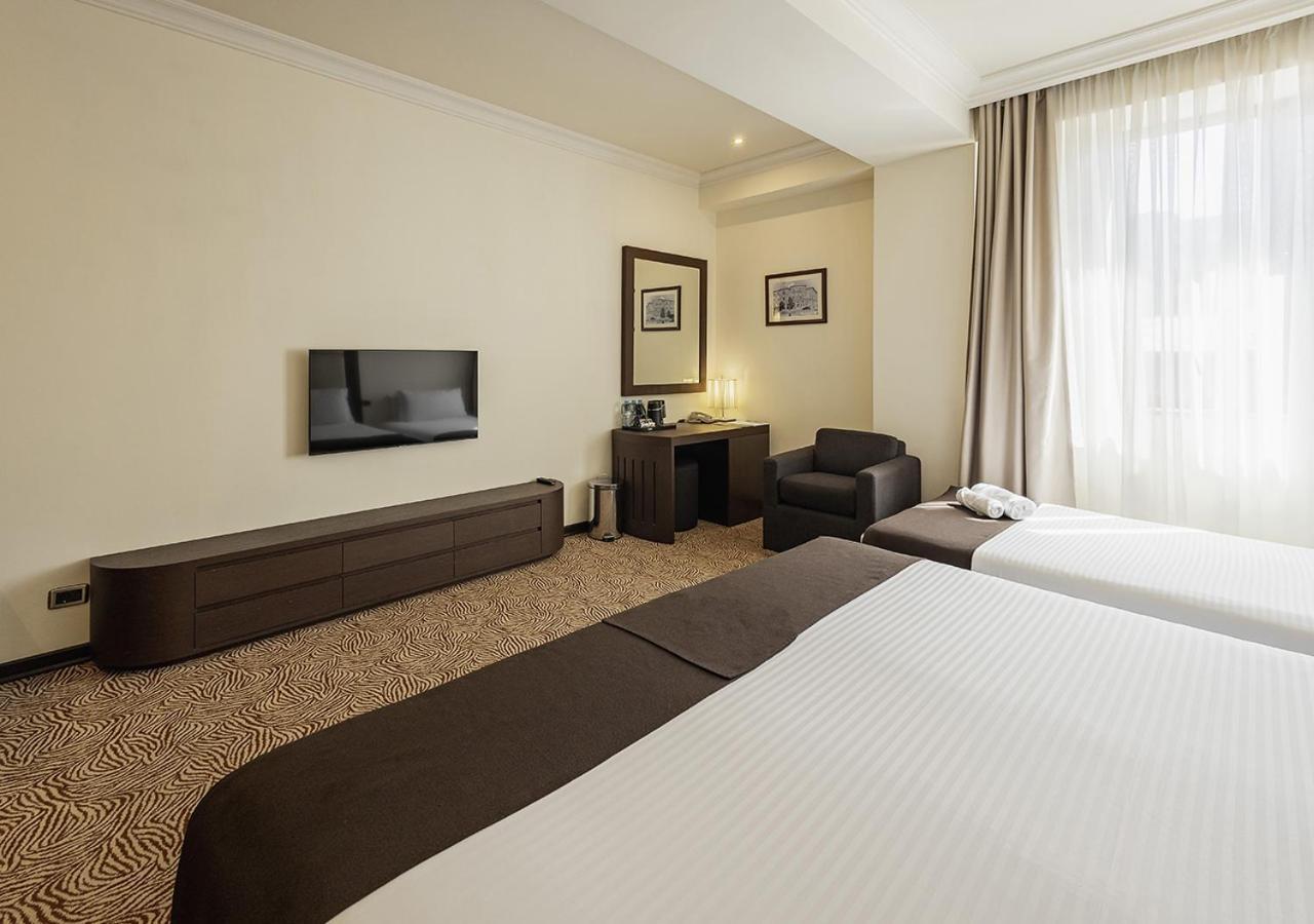 Hotel National Erivan Exterior foto A room at the hotel