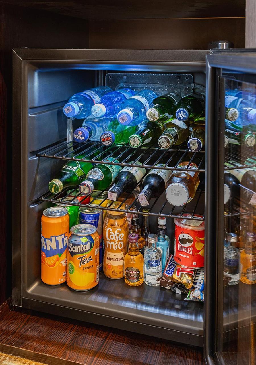 Hotel National Erivan Exterior foto A beverage refrigerator