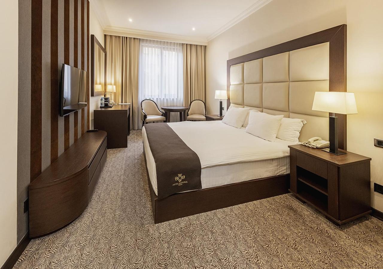 Hotel National Erivan Exterior foto A room at the hotel