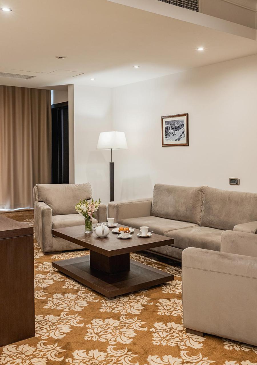 Hotel National Erivan Exterior foto A living room in a hotel suite