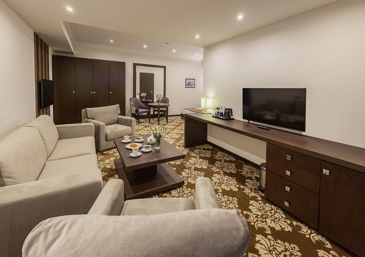 Hotel National Erivan Exterior foto Suite
