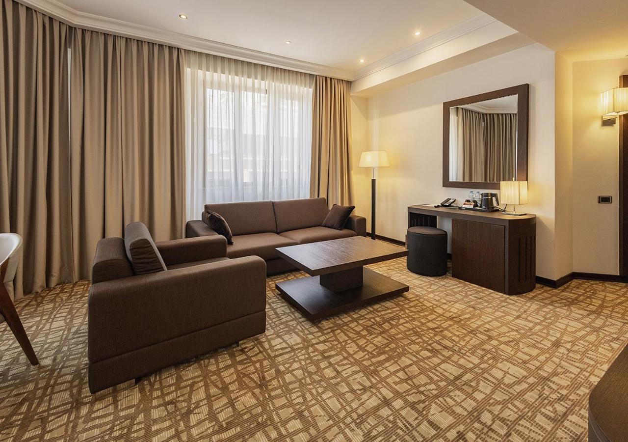Hotel National Erivan Exterior foto A living room in a hotel suite