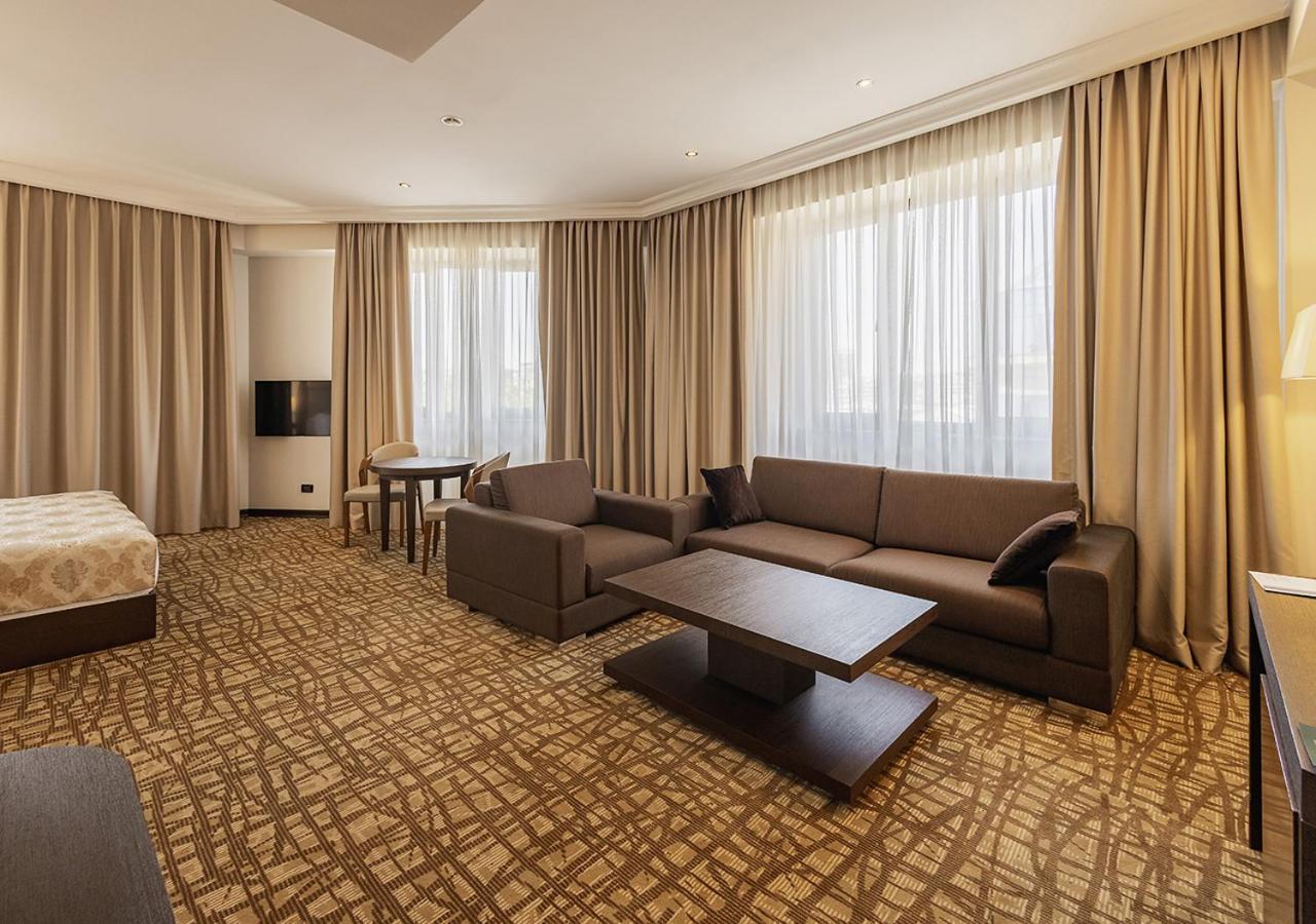 Hotel National Erivan Exterior foto A room at the hotel