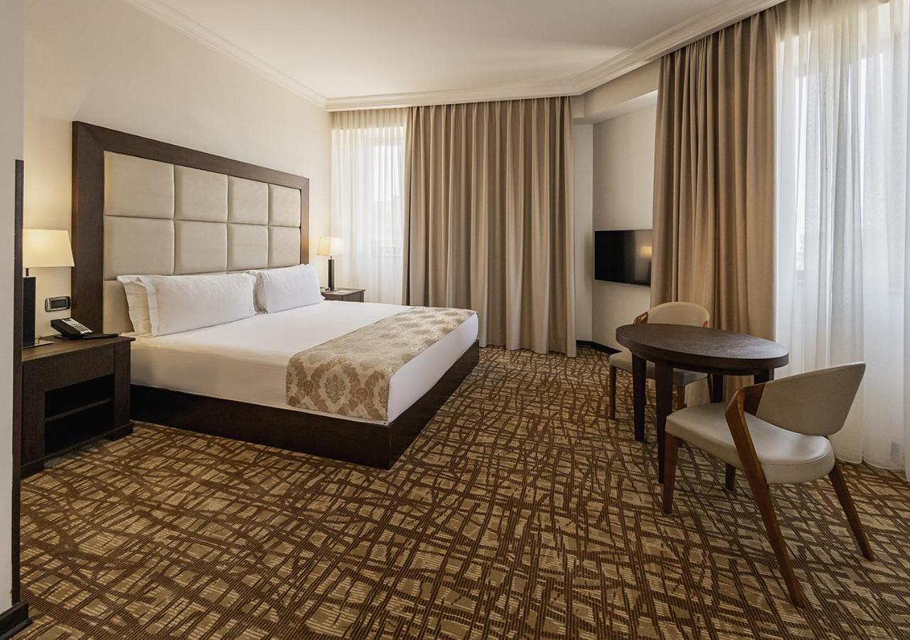 Hotel National Erivan Exterior foto A room at the hotel
