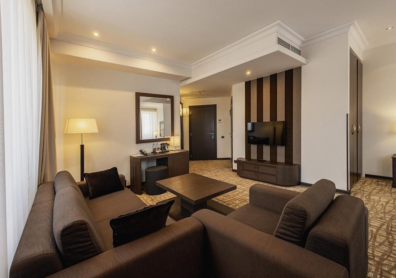 Hotel National Erivan Exterior foto Suite