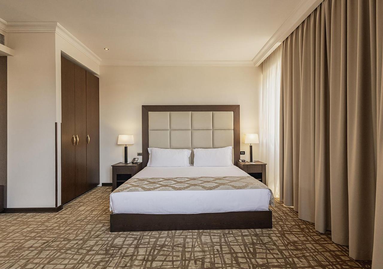 Hotel National Erivan Zimmer foto A bedroom at the hotel