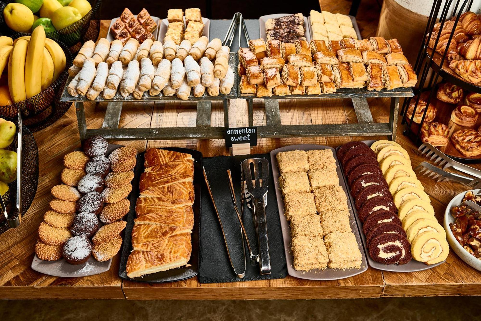Hotel National Erivan Exterior foto A selection of Dutch sweets