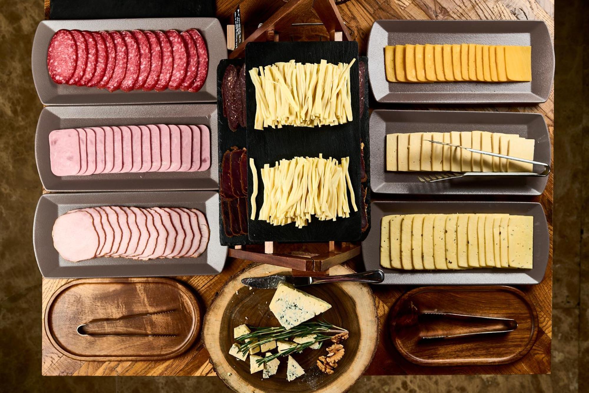 Hotel National Erivan Exterior foto A selection of cheese and cold cuts