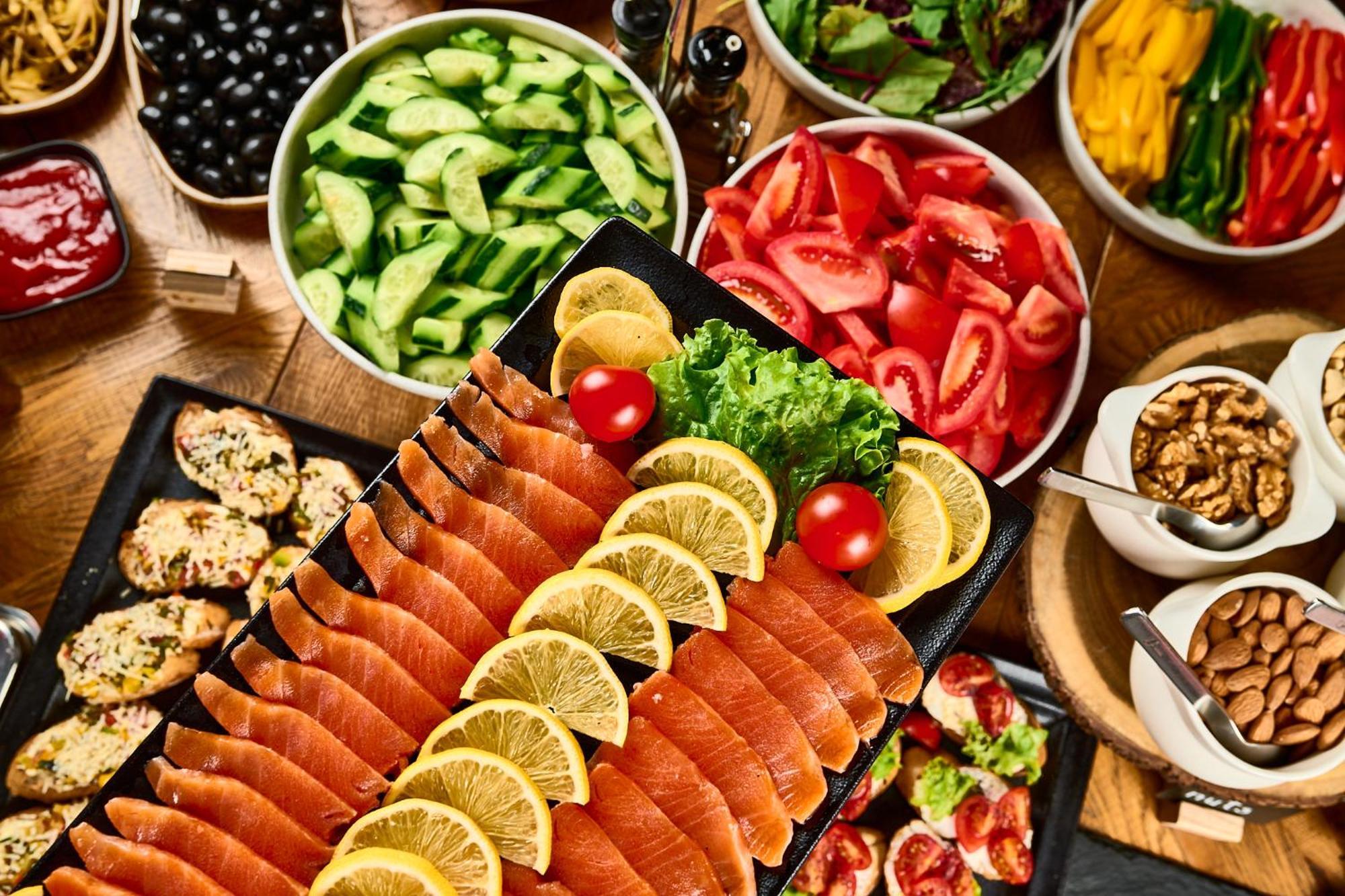 Hotel National Erivan Exterior foto A buffet with a selection of cold cuts