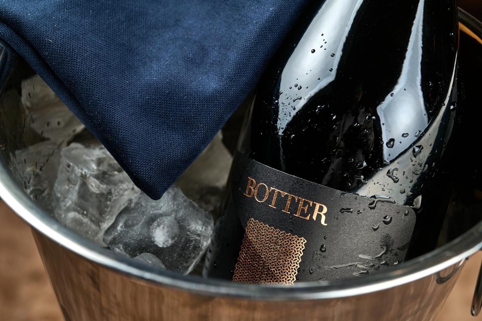 Hotel National Erivan Exterior foto Champagne in a cooler