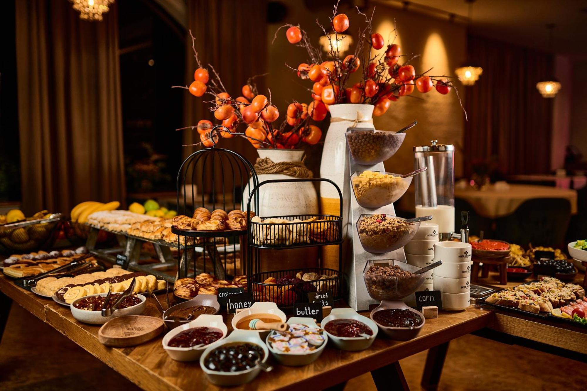 Hotel National Erivan Exterior foto A dessert buffet