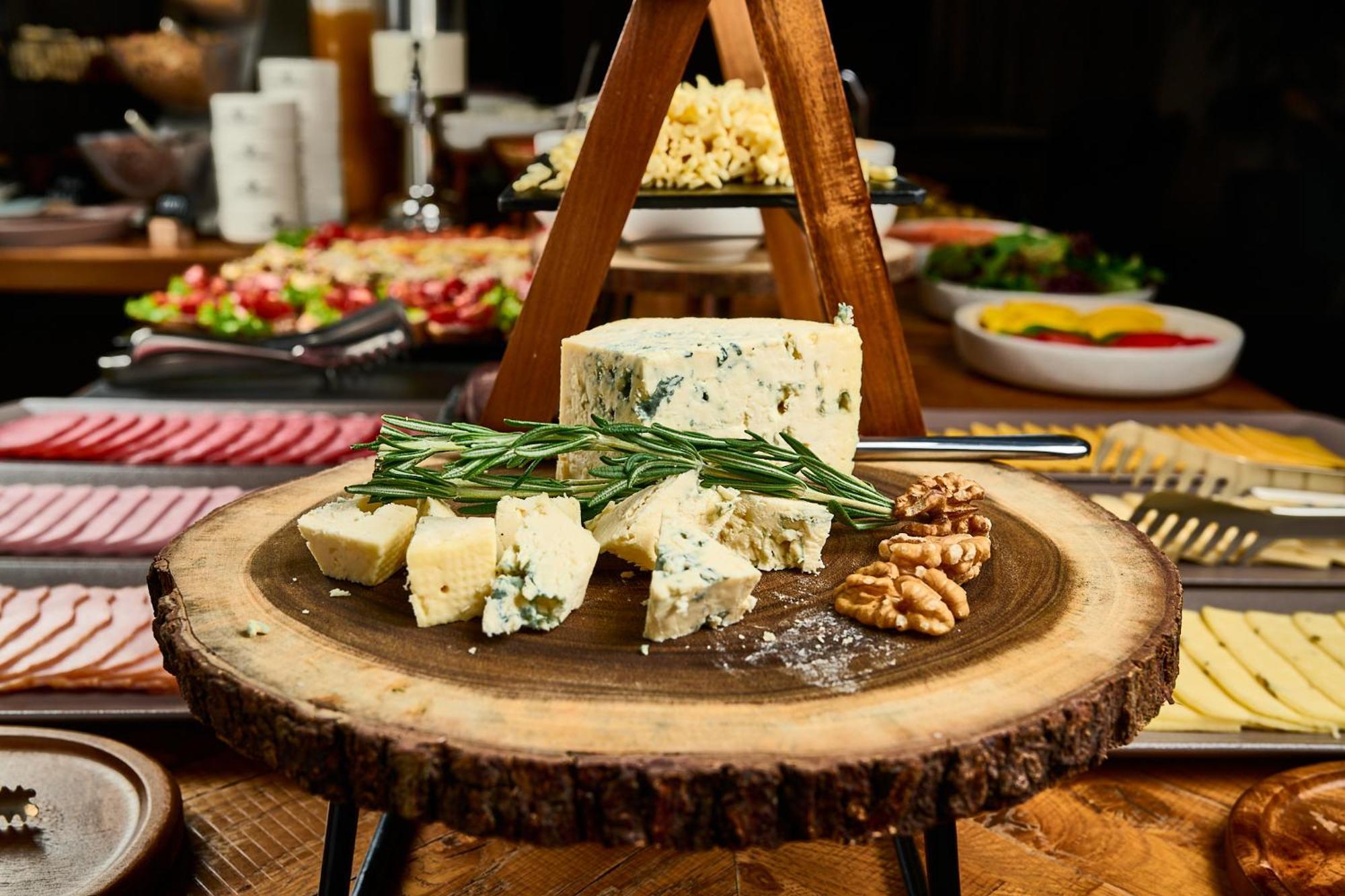 Hotel National Erivan Exterior foto Cheese platter