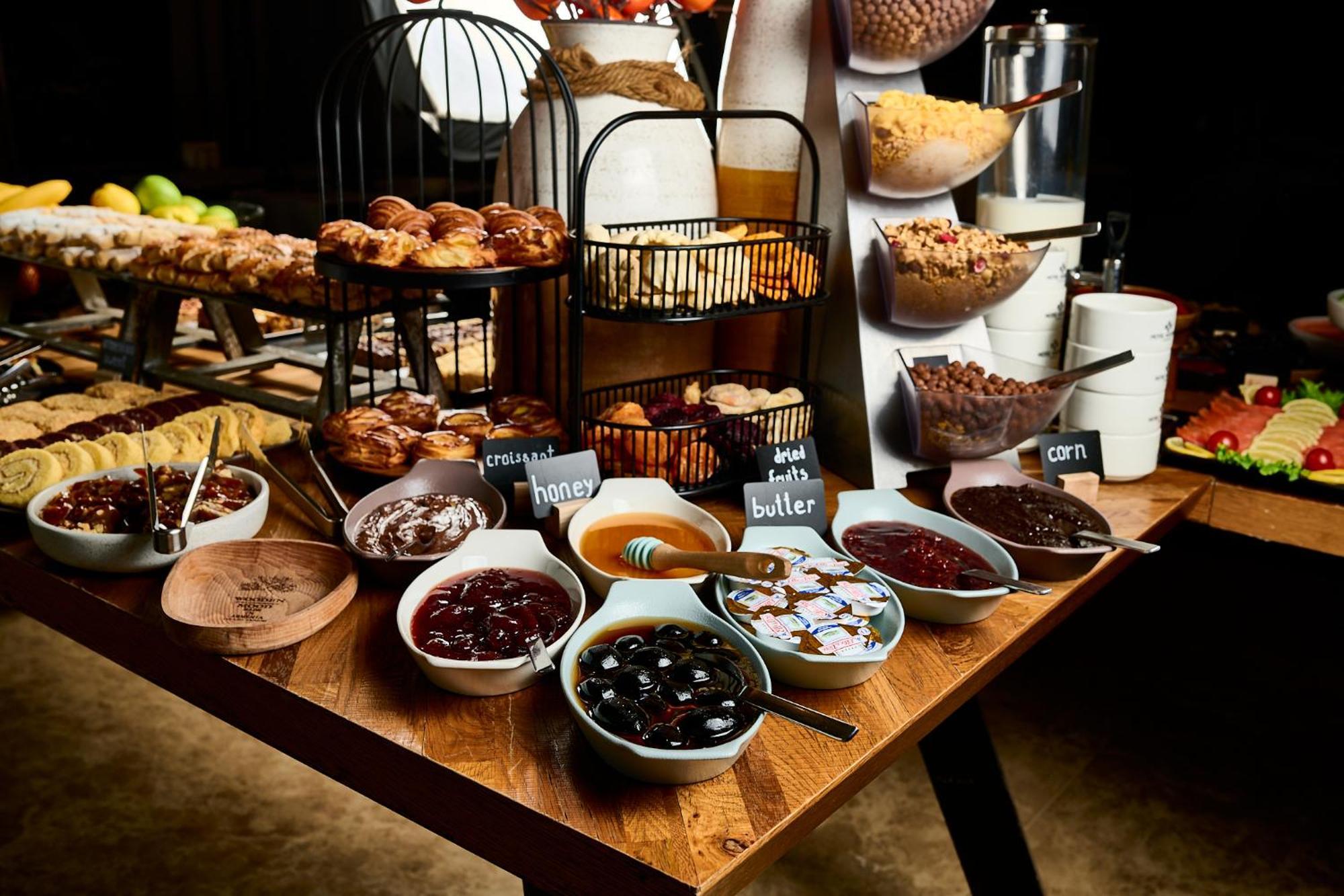 Hotel National Erivan Exterior foto A selection of jams and spreads